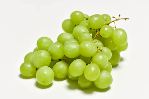 Uvas verdes, uvas de graona sobre fundo branco, fruta fresca — Fotografia de Stock