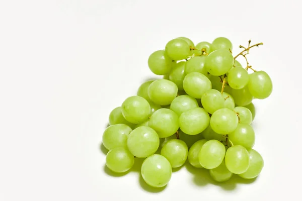 Gröna druvor, graona druvor på en vit bakgrund, färsk frukt — Stockfoto