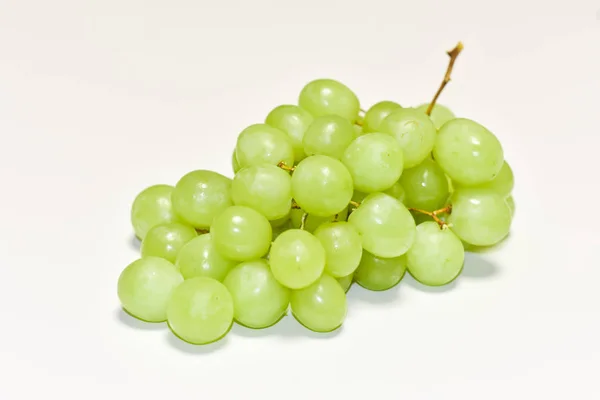 Zelené hrozny, graona hrozny na bílém pozadí, čerstvé ovoce — Stock fotografie