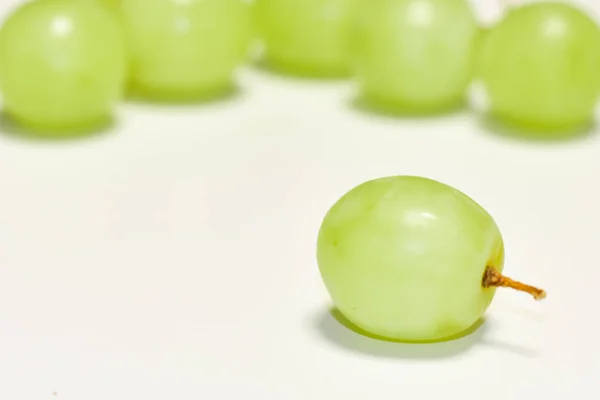 Szőlő, zöld szőlő-fehér háttéren, friss gyümölcs — Stock Fotó