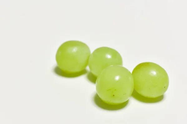 葡萄, 白色背景上的绿色葡萄, 新鲜水果 — 图库照片