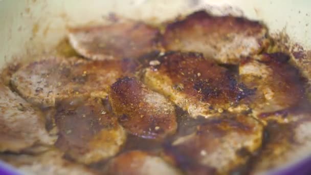 Close up, the process of frying and stewing steaming and boiling large pieces of juicy roasted meat with spices, the process of sprinkling spices, cooking, steaks, chops — Stock Footage Close Process Frying Stewing Steaming Boiling Large Pieces Juicy Roasted Royalty Free Stock Footage
