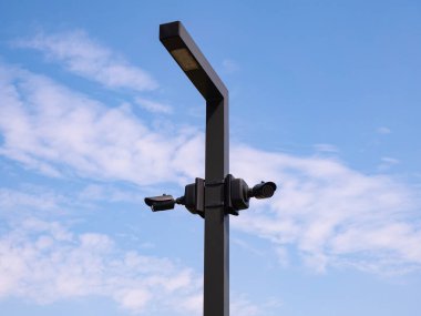 Sokak lambasında mavi gökyüzüne karşı açık hava güvenlik kameraları ve metin için kopyalama alanı. Güvenlik kavramı.