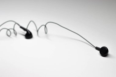 izole Beyaz Arka Plan üzerinde eski Siyah Kulaklıkveya Kulak Tomurcukları.