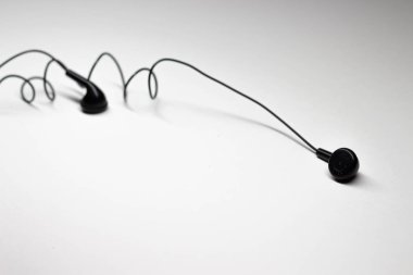 izole Beyaz Arka Plan üzerinde eski Siyah Kulaklıkveya Kulak Tomurcukları.