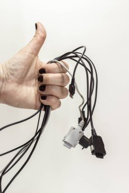 İzole arka planda elde evrensel usb cep telefonu şarj cihazı