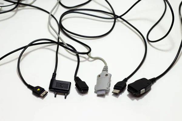 Universal-USB-Handy-Ladegerät auf isoliertem Hintergrund — Stockfoto