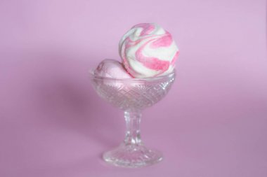 renkli marshmallows - pembe arka plan üzerinde zephyrs. Pembe renkli bezeler. Bir sürü tatlı zefir. Trendy üst görünüm tatlı görüntü.