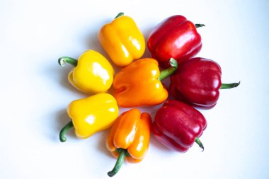 Taze sebzeler. Tatlı biber üç renk kırmızı, sarı ve turuncu beyaz arka plan izole.