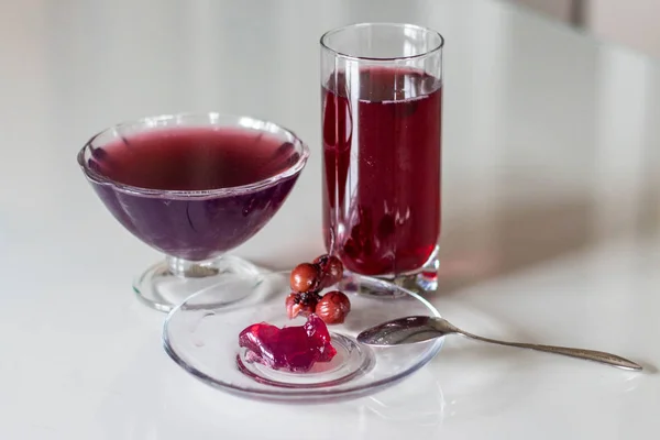 Gelatina caseira de uva Sobremesa em uma tigela. sobremesa de baga natural para crianças e adultos. Na mesa de vidro branco . — Fotografia de Stock
