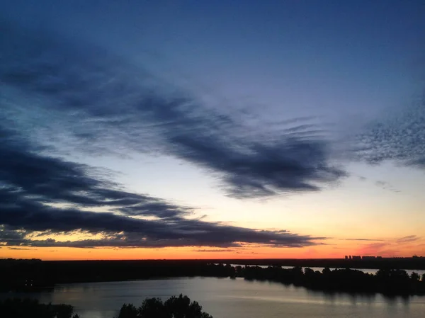 Cielo azul con nubes en el río al atardecer o al amanecer —  Fotos de Stock