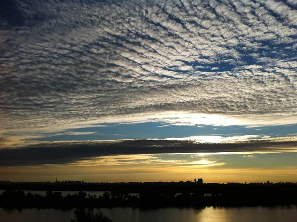 Blauwe hemel met wolken op de rivier bij zonsondergang of zonsopgang — Stockfoto