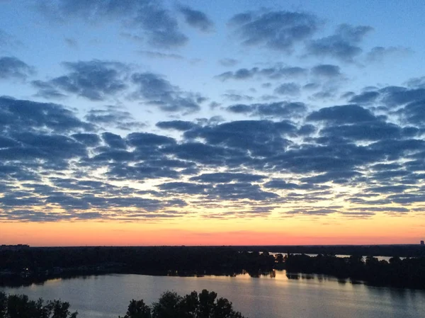 Blauwe hemel met wolken op de rivier bij zonsondergang of zonsopgang — Stockfoto