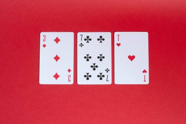Poker kartlarının kombinasyonu. üç , yedi, as