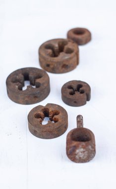 Eski paslı cıvatalar, vidalar, somunlar, vidalar, braketler, çeşitli metal detaylardan arka plan. Paslı el aletleri seti. Beyaz arka plan. Vintage aletler. Esnaf çalışma konsepti.