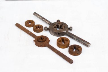 Eski paslı cıvatalar, vidalar, somunlar, vidalar, braketler, çeşitli metal detaylardan arka plan. Paslı el aletleri seti. Beyaz arka plan. Vintage aletler. Esnaf çalışma konsepti.