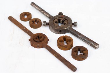 Eski paslı cıvatalar, vidalar, somunlar, vidalar, braketler, çeşitli metal detaylardan arka plan. Paslı el aletleri seti. Beyaz arka plan. Vintage aletler. Esnaf çalışma konsepti.