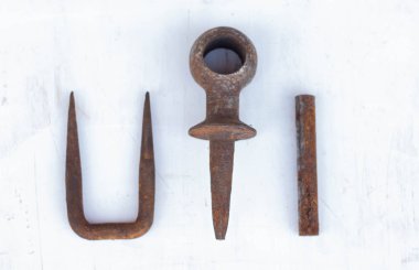 Eski paslı cıvatalar, vidalar, somunlar, vidalar, braketler, çeşitli metal detaylardan arka plan. Paslı el aletleri seti. Beyaz arka plan. Vintage aletler. Esnaf çalışma konsepti.