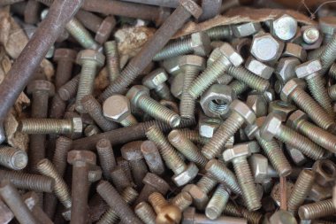 Eski paslı cıvatalar, vidalar, somunlar, vidalar, braketler, çeşitli metal detaylardan arka plan. Paslı el aletleri seti. Beyaz arka plan. Vintage aletler. Esnaf çalışma konsepti.