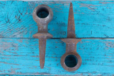 Eski paslı cıvatalar, vidalar, somunlar, vidalar, braketler, çeşitli metal detaylardan arka plan. Paslı el aletleri seti. mavi ahşap arka plan. Vintage aletler. Esnaf çalışma konsepti.