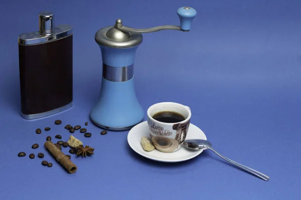 Tasse de café, flacon avec cognac et moulin à café manuel sur fond bleu — Photo