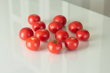 Beyaz cam masada taze domates. Domates hasadı. Üstte görüntü.