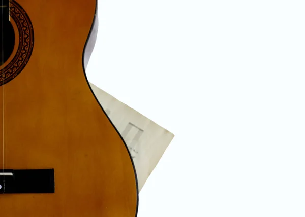 En del av en orange akustisk gitarr på vit bakgrund. — Stockfoto
