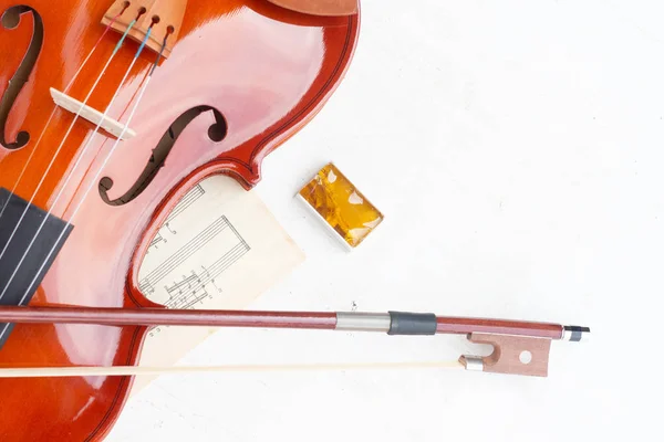 En del av violin, båge och kolofonium isolerad på en vit bakgrund. — Stockfoto
