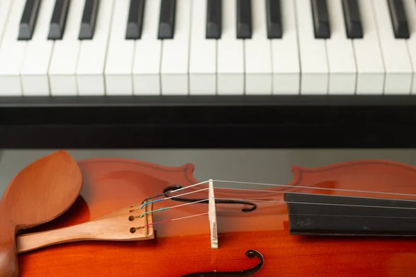Elektroniskt piano keyboard och violin. Musikinstrument. — Stockfoto