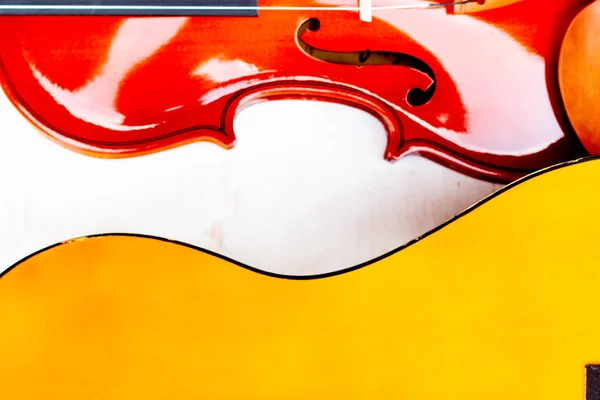 Akustisk gitarr och violin på vit bakgrund. Instrument för musiker. — Stockfoto