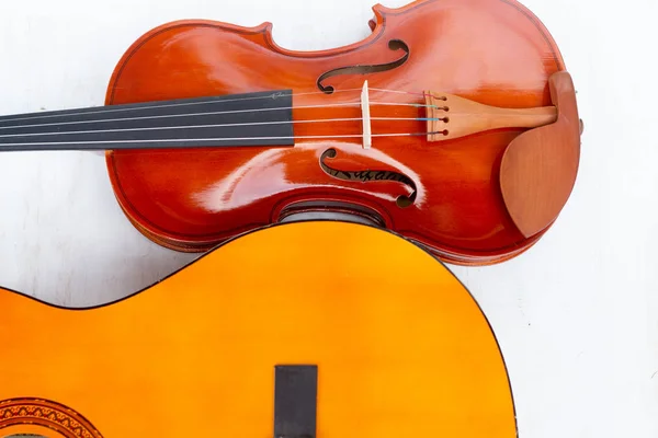 Akustisk gitarr och violin på vit bakgrund. Instrument för musiker. — Stockfoto