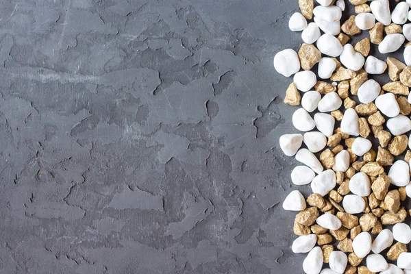 Абстрактный фон с белыми и золотыми камнями на цементной поверхности, пространство для копирования — стоковое фото