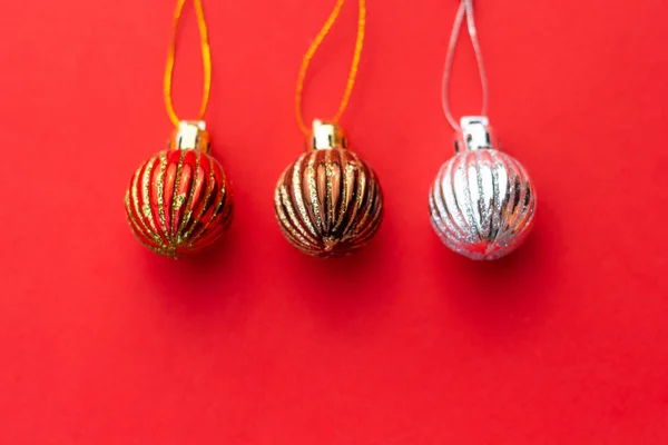 Рождественская композиция Рождественские красные и золотые украшения на красном фоне. Рождественские шары, сушеные апельсины, домашние игрушки. Плоская кладка, вид сверху, копировальное пространство — стоковое фото