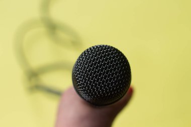 blogger, gazeteci veya müzisyen sarı arka plan üzerinde çalışmak için mikrofon. karaoke mikrofon. metin için üst görünüm alay üst görünüm alanı