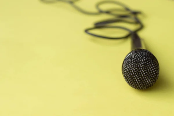 Microphone pour blogueur, journaliste ou musicien travaillent sur fond jaune. micro karaoké. top view mock up espace de vue supérieure pour le texte — Photo