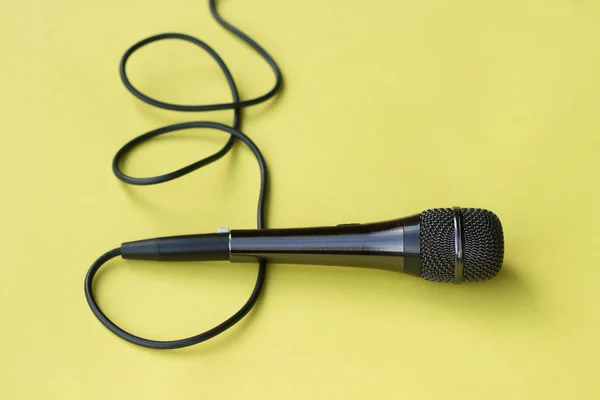 Mikrofon för bloggare, journalist eller musiker arbetar på gul bakgrund. Karaoke mikrofon. översta vyn mock up Top Visa utrymme för text — Stockfoto