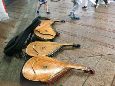 Bandura Ukraynalı halk müzik aleti. Alt geçişte yerde yatan sokak müzisyenlerinin aletleri.