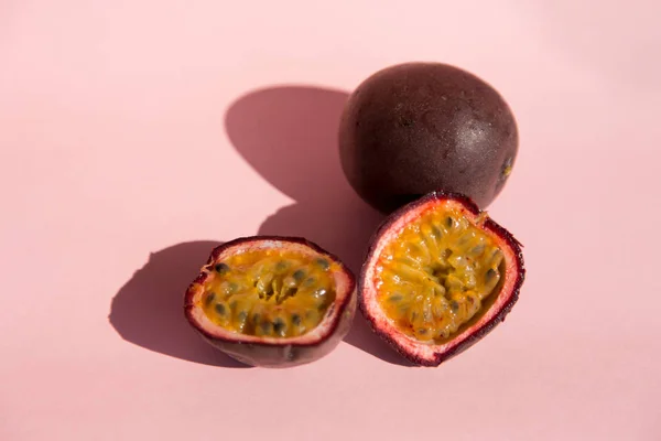Fresh passion fruit isolated on a pastel pink background in top view. Ripe tropical passion fruit close up. Dessert of Vegetarian diet. intermittent fasting diet. Healthy snack. — Stock Photo, Image