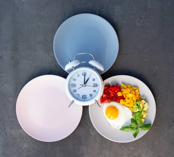 空のカラフルなプレートと断続的な断食の概念。体重を減らす時間、食事のコントロールやダイエットの概念への時間. — ストック写真