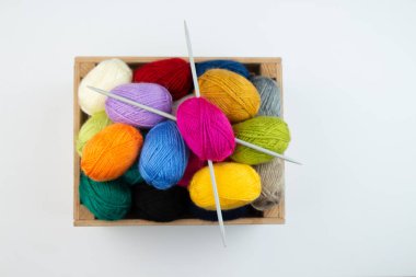Beyaz arka plan üzerinde izole kutusunda yün örgü iplik çok renkli topları.