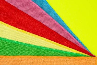 Sarı arka plan üzerinde renkli mikrofiber temizleme bezleri seti. Farklı amaçlar için temizlik bezi.