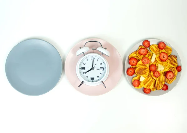 间歇禁食概念与空的彩色盘子 减肥时间 饮食控制或时间饮食概念 — 图库照片