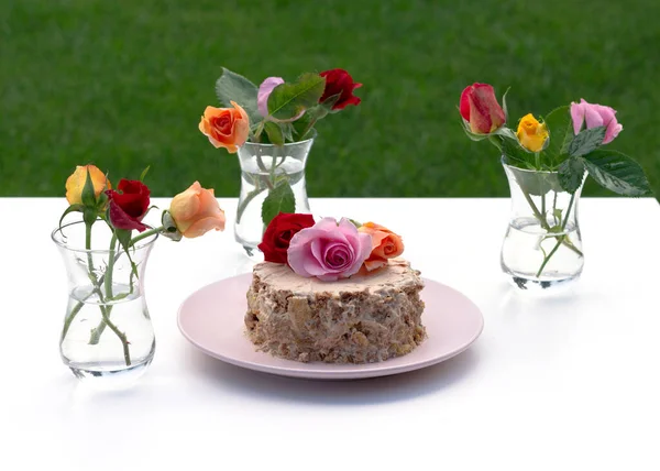 Bolinho Caseiro Decorado Com Rosas Vivas Fundo Branco Rosas Multicoloridas — Fotografia de Stock