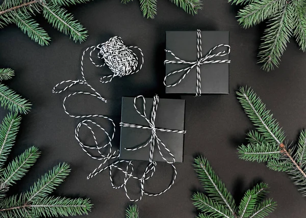 クリスマス、新年の黒のスタイリッシュな背景とモミや贈り物の枝とフレーム。最上階だ。スペースのコピー — ストック写真