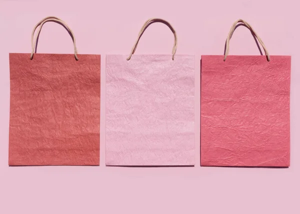 Kolorowe Teksturowane Papierowe Torby Zakupy Różowym Tle Minimalne Zakupy Online — Zdjęcie stockowe