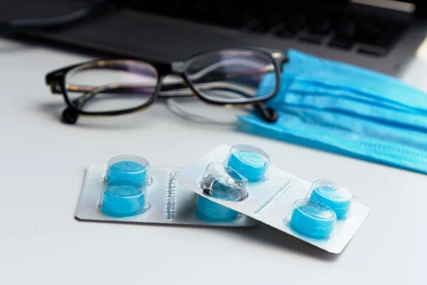 Arbeitsplatz Mit Laptop Brille Pillen Und Blauer Schutzmaske Auf Einem — Stockfoto