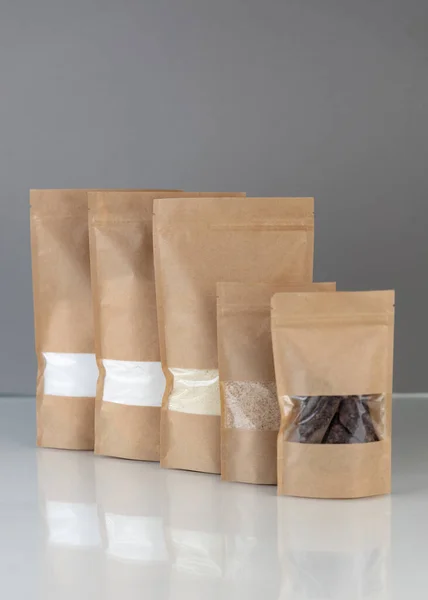 棕色的牛皮纸袋 灰色背景上有食品杂货前景色 食品和货物包装模板的模型 装有重量产品窗户的包装 — 图库照片