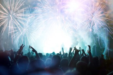 Kalabalık havai fişek ile. Yeni yıl arifesinde genel kavram ya da Müzik Festivali Tema. 
