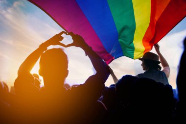 Bir geçit ellerini kaldırdı ve Lgbt bayrağı ile gurur toplum. 