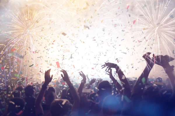 Kalabalık havai fişek ile. Yeni yıl arifesinde genel kavram ya da Müzik Festivali Tema. 
